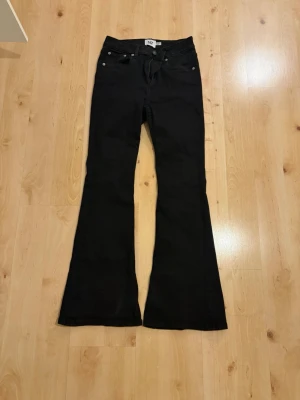 Svarta byxor från lager 157 - Fin passform och fin färg. Använda en gång endast. Stolen M/short