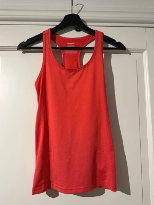 Rosa Träningslinne från Newbody - Säljer rosa Träningslinne från Newbody med klassisk racerback och rund halsringning. 