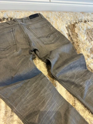 Gråa replay anbass - Ett par riktigt snygga replay anbass med snygga fadings och slitningar!! De är i storlek W30 L32🔥🔥 säljer de då de tyvärr blivit för små för mig. Bara att skriva vid frågor eller om fler bilder behövs🤗