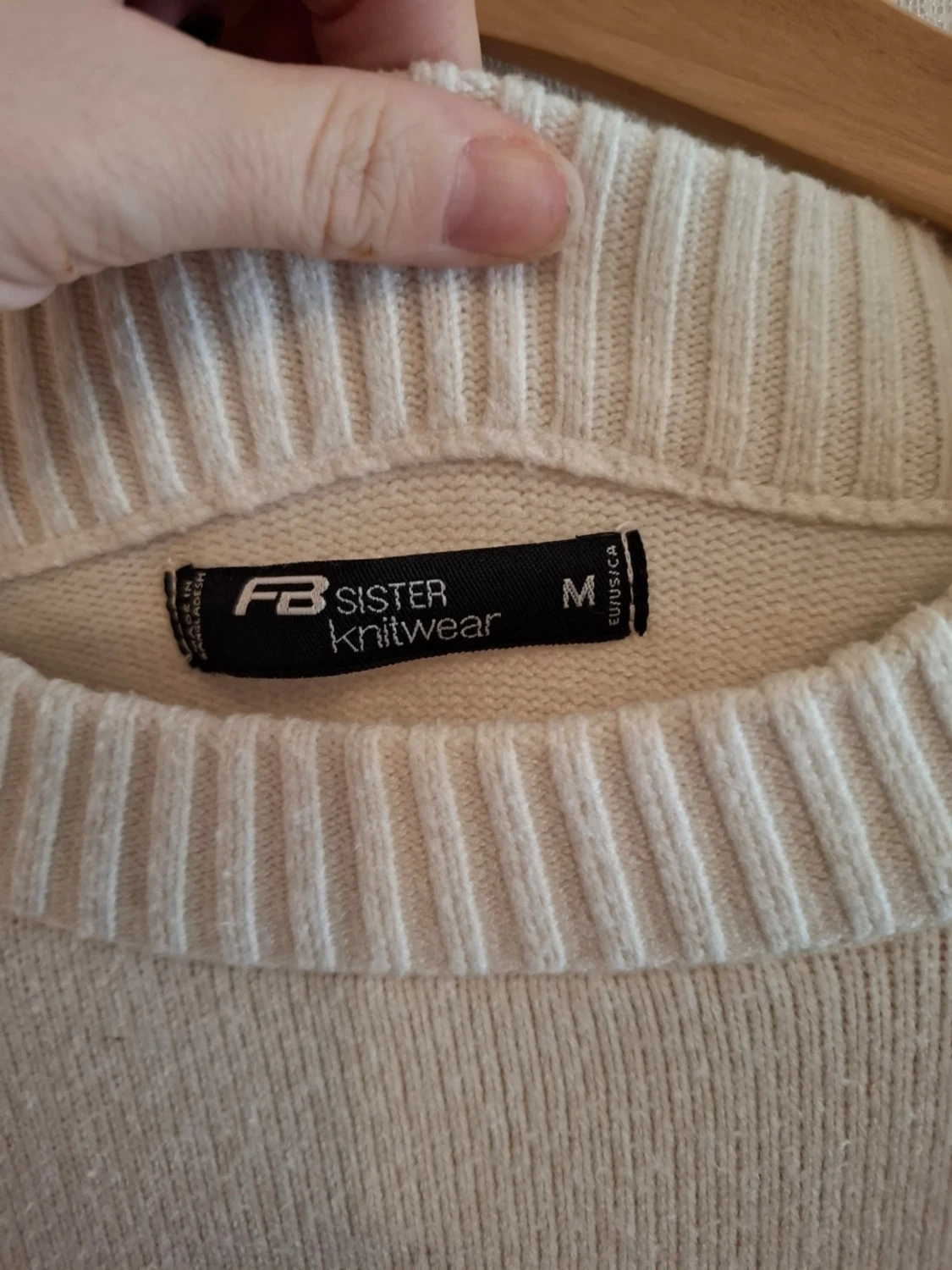 Vit stickad tröja med röda hjärtan FB Sister - 1