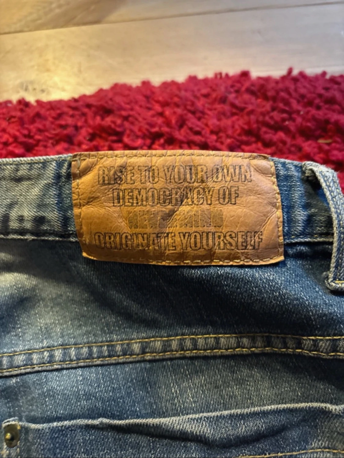 Blå jeans med slitningar  - 3