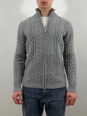 Gran Sasso Kashmir Cardigan (NY MED TAGS)  - Gran Sasso kabelstickad cardigan i 100% kashmir. Modellen är 175 cm och väger 70 kg. Tröjan är i storlek 50 men passar Small. Klassisk grå färg med dubbeldragkedja. Tröjan är helt ny med tags och en Gran Sasso plastpåse medföljer. Nypris ca 9000 kr. Material: 100% kashmir