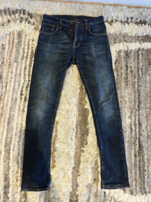 Nudie Jeans grim tim  - Säljer ett par riktigt snygga nudie jeans med snygg slitning. Modellens namn är grim tim och de är i storlek W30L32. Jeansen har inga hål men har riktigt snygga fadings i knäveck och på lår! Nypris på dessa ligger på 1600 och jag säljer för 750 då dessa är ett unikt par! Bara att skriva vid frågor eller om fler bilder önskas🔥🔥