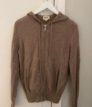 Beige hoodie i kashmir från Soft Goat - Soft goat kofta! Använd fåtal gånger så bra skick!! Stolek m men passar även s 