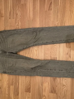 Levi's 512 grå jeans W31 L32 - Säljer ett par Levi's 512 jeans i grått med klassisk femficksdesign och raka ben. Jeansen har en snygg, neutral tvätt och är tillverkade i slitstarkt denim. Passar dig som gillar en modern och stilren look.