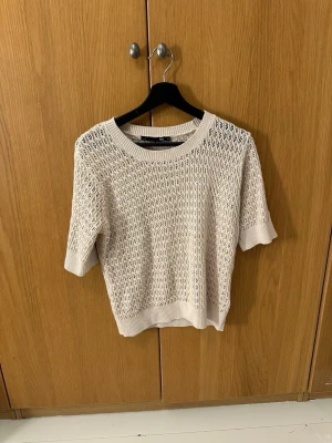 Beige stickad topp  - Säljer en beige stickad topp med korta ärmar och rund hals. Storlek M från lager 157 hör gärna av er vid frågor😁