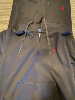 Ny Ralph lauren tracksuit  - Ralph lauren tracksuit inga skador eller något fel. den är i ny skick och använd endast 1 gång men passa inte mig, finns qr kod i båda plaggen,. Det är 100% bomull. Går mötas upp, och även posta.