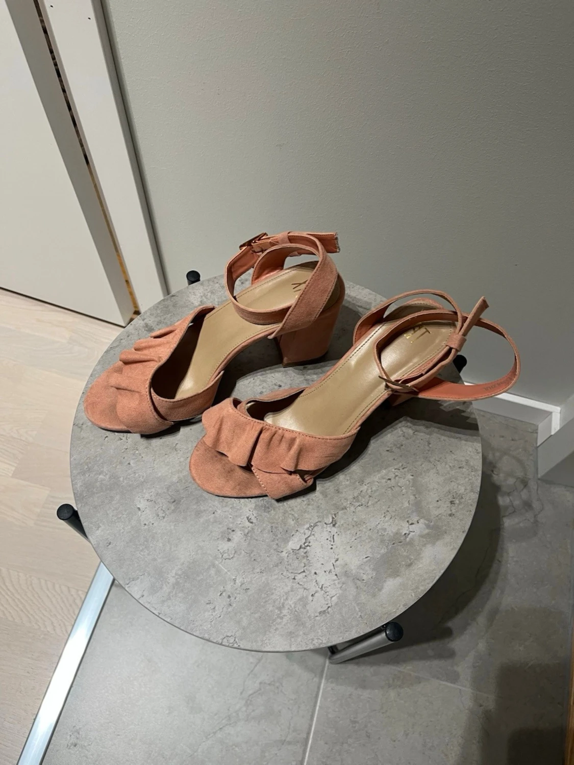 Beiga sandaler med volang från XIT