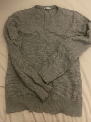 J.Lindeberg - Säljer denna snygga J.Lindeberg sweatshirt, den är grå och har ett mönster till sig, hör av er vid frågor och liknande och priset kan diskuteras via pm.