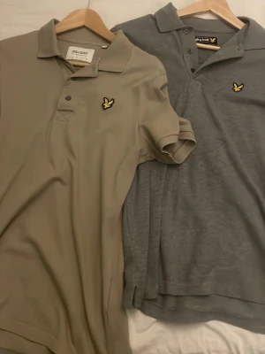 Lyle & Scott - Säljer dessa snygga Lyle & Scott pikéerna. De kan säljas i styck eller tillsammans, priset för båda är 200kr, men styck priset är 100kr.