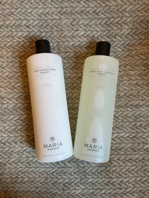 Maria Åkerberg Energy balsam & schampo - Shampoo och balsam från Maria Åkerberg som jag råkade köpa i fel sort. Helt oöppnade såklart. Säljer då det inte längre är möjligt att returnera.
