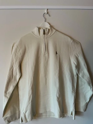 Polo ralph lauren - Fick den i julklapp, skjortan är för stor för mig. Riktigt snygg och sitter i storleken. Skjortan är äkta och oanvänd, så priset är därefter. Fråga gärna om mer information💕 Alltid levererad inom 24 timmar.