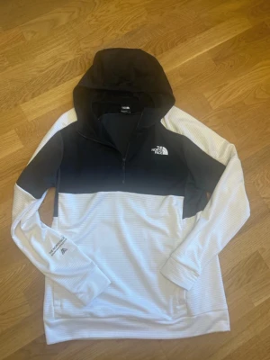 The North Face hoddie/kofta - jätte bra skicka - Säljer en The North Face hoodie i jättebra skick. Mycket lite använd, fräsch och bekväm. Inga hål, fläckar eller slitage. Säljs då den inte används längre.