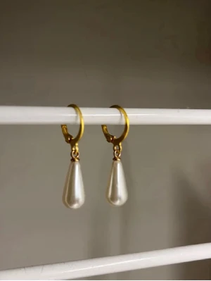 Pärlörhängen  -  Ett par guldiga pärlor, örhängen i rostfri, stål och handgjorda 