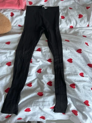 Svarta leggings från Name It - Svarta leggings från Name It i storlek 140, passar ca 10 år. De har en enkel och clean design med elastisk midja och smal passform. Perfekta att matcha med oversized hoodies eller t-shirts. Materialet känns mjukt och stretchigt för skön komfort.