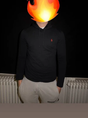 Ralph Lauren hoodie  - En svart Ralph Lauren som kramar om armarna och den är riktigt fräsch. Köpte den för 3 månader sen och en av dem bästa köpen jag gjort