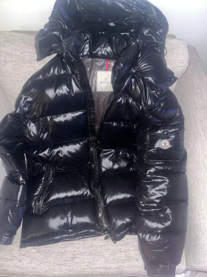 Moncler Jacka - Helt orörd moncler jacka, med påse och QR kod också. Fin jacka för vintern och jätte varm. Jag har inte kvitto för att jag fick de i present men själva innehållet är jätte äkta och materiet med. Du får med lapparna också och påsen.
