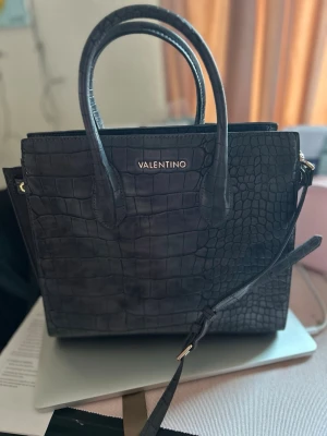 Väska  Valentino - Fin kvalité. bara använd några gånger. handtag och axelrem, dragkedja på insidan. Axelrem går att ta av 