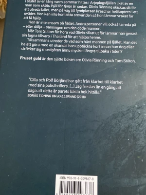 Fruset guld - En spännande thriller där Olivia Rönning och Tom Stilton utreder ett mystiskt dödsfall i Arjeplogsfjällen. Helikopterkrasch, hemligheter och en mordgåta som sträcker sig långt tillbaka i tiden. Perfekt för dig som gillar nervkittlande polisberättelser och dramatik i vild natur.