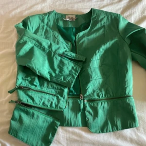 Grön kavaj  - En trekvartslång ärmar, i jättebra skick , delen längst ner kan blockas bort storlek 30,40