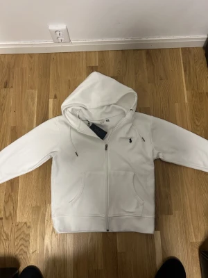 Vit Ralph lauren zip  - Väldigt skön och snygg, går att matcha med mycket. Priset är ej huggat i sten.