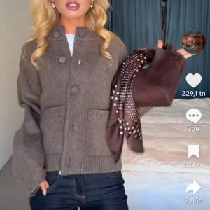 Brun stickad kofta med stora knappar -  Säljs ej längre och köpt i primark utomlands därav priset. Den är helt oanvänd med prislappen kvar❣️pris går att diskuteras 🫶