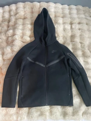 Nike tech - Hej! Säljer denna tröjan från Nike i modellen Nike Tech. Använd några gånger så den är i mycket bra skick. Ordinarie pris 899 kr. Storlek 147/158