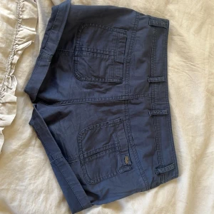 Mörkblå shorts  - Marinblå shorts som man kan vika,  väldigt fina och använd fåtal gånger. 