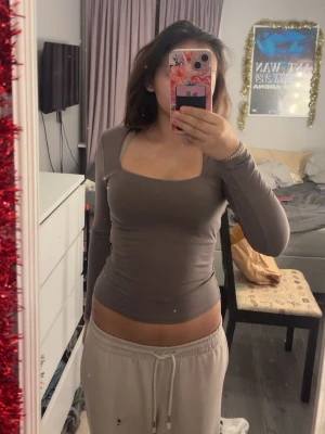 Långärmad topp med fyrkantig ringning - Tröjan är i storlek xs men jag har s o den sitter helt okej på mig, den är andvänd fåtal gånger då jag inte gillar hur den sitter på mig. Bara o skriva om ni vill ha mer information eller fler bilder.💕