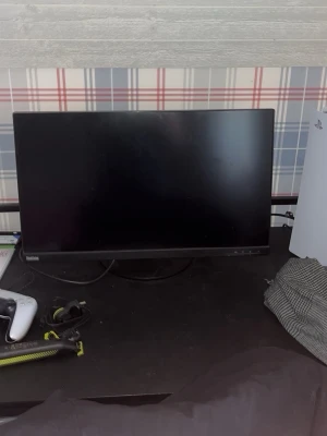 Lenovo ThinkVision Monitor - Lenovo ThinkVision skärm med flera USB-portar och justerbart stativ. Skärmen är i gott skick med mindre ytliga repor och damm på ramen. Perfekt för både arbete och gaming. Tydliga knappar för inställningar och ström. Ingen synlig skada på panelen. Skriv till mig privat för pris osv