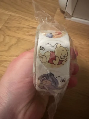 Nalle puh klistermärken 500 st  - En rulle om 500 klistermärken :) cirka 10 olika motiv som återkommer flera gånger 