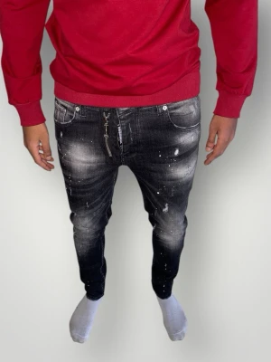 Dsquared jeans strl 46- svart  - Helt ny. Fin replika med hög kvalitét. Storlek 46. Pris: 1299kr. Först till kvarn. Skickas direkt inom 24h