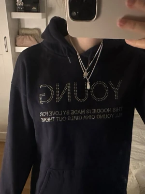 Marinblå hoodie - Marinblå Hoodie ifrån Gina med tryck, tröjan är i storlek 158/164