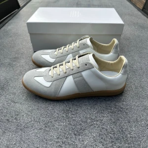 Maison margiela gats  - Ett par riktigt feta gats i storlek 43, box och dustbags fås med, skickar samma dag!