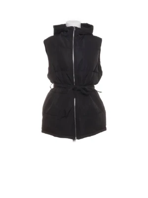 Svart dunväst från Nelly med huva - Svart dunväst från Nelly i storlek 34. Med ett skärp i midjan. (Ena hällan har lossnat) men går plätt lätt att fixa😃🥰