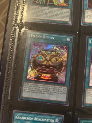 Yu-gi-oh kort med perm - Bilderna visar samlarkort från Yu-Gi-Oh! och ingen väst finns med. Vänligen ladda upp en bild på en väst för att få en beskrivning. Skriv för mer detaljer angående kort som finns