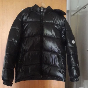 Svart pufferjacka från Moncler - Den är storlek S men sitter som S-M. Säljer då jag söker annat. Jätteskön jacka som bara är använd ett fåtal gånger. NFC-Scan funkar såklart. Inga defekter alls. Priset är ej hugget i sten. Skriv för mer bilder!🙌🏻