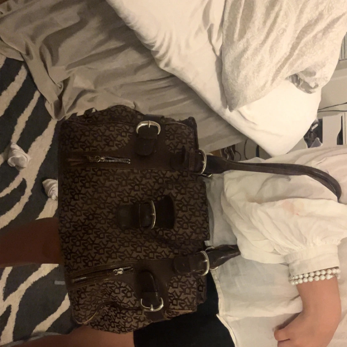 Brun handväska DKNY med mönster