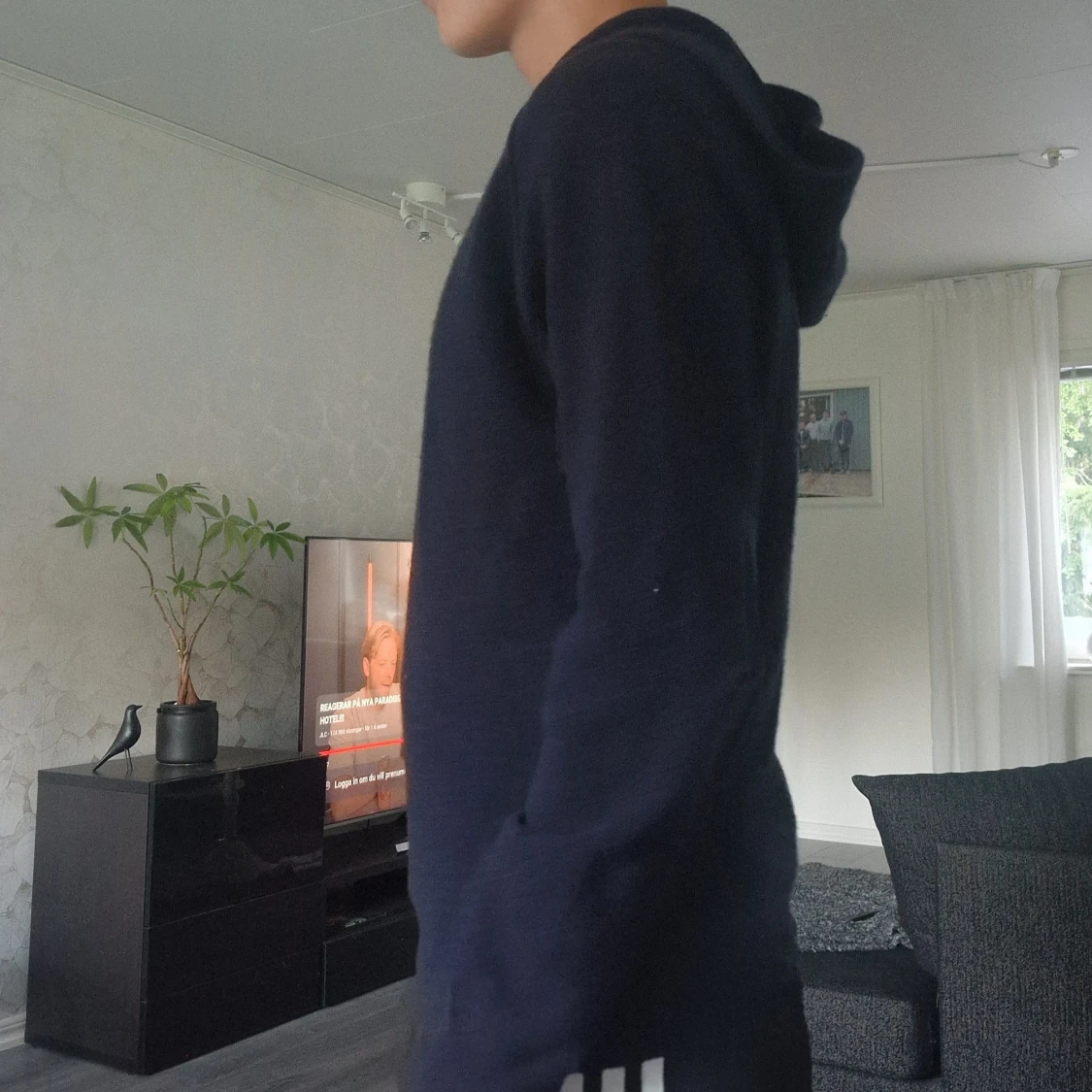 Mörkblå cashmere hoodie från Oscar Jacobson - 1