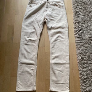 Vita jeans från Tiger of Sweden - Snygga vita jeans från Tiger of Sweden. Säljer pga att dem är för små. Dem är köpta på NK för ca 2 månader sedan och är ej använda, orginalpris 1600 kr. Storlek, w32 l32. Priset är 500 kr men kan gå ner vid snabb affär. Hör av dig om du har frågor!