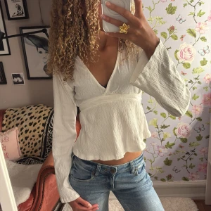 Jätte snygg tröja - Säljer en superfin vit tröja med knyte i ryggen från Gina tricot i storlek xs. Skit snygg till vanliga jeans eller kostymbyxor! Mkt bra skick!