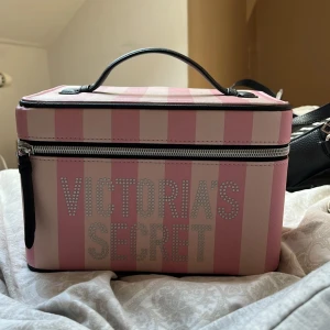 Victoria’s secret smink väska💕 - Säljer min Victoria’s secret smink väska för jag använder inte den längre alls, man får plats med mycket grejer i. Fint skick. Köpte för 800kr och säljer nu för 450kr💕