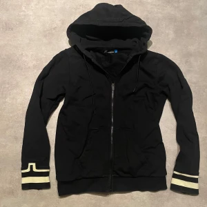 J.Lindeberg Hoodie - Hoodie från jlindeberg. Snygg stilren. Logga på handleden samt på luvan. Storlek M ! Vid frågor kontakta ! Allt gott.