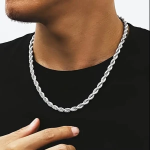 Silverfärgat tvinnat halsband - Snyggt halsband i silverfärg med tvinnad kedja som ger en cool och modern look. Perfekt för att lyfta din outfit med lite extra edge. Passar både killar och tjejer som gillar stilrena accessoarer.
