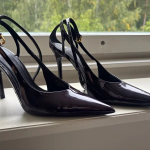 Klackskor - Jättefina klackar i vinröd, aldrig använda. Slutsålda på Zaras hemsida.