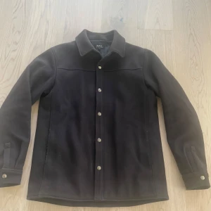 A.P.C. Overshirt - Säljer nu min asfeta overshirt/kappa från A.P.C, välanvänd, liningen på insidan har släppt lite men inget som påverkar något. Håller värmen jättebra och funkar under hela våren/hösten men även under vintern! Vid fler frågor eller funderingar är det bara att skriva!
