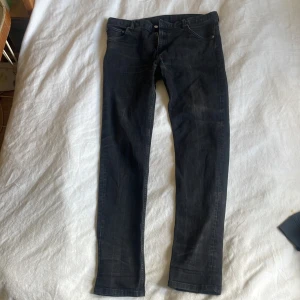 Svarta jeans från Weekday - Säljer ett par svarta jeans från Weekday med klassisk femficksdesign och diskret tvättad look. Jeansen har raka ben och normal passform, tillverkade i bomull med en snygg, mörk finish. Perfekta för dig som gillar stilrena och enkla jeans. Är lagade i skrevet men ingenting som syns när de är på! Se bild 3. Storlek se bild 5