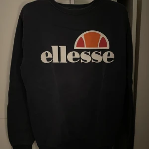 Ellesse sweatshirt  - Äkta marin blå ellesse sweatshirt  Skick 9/10  Storlek: M