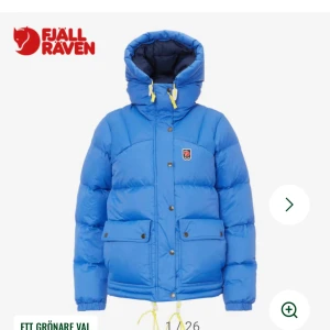 Blå dunjacka från Fjällräven - Säljer min blåa fjällräven jacka för jag tröttnat på färgen o vill ha ny