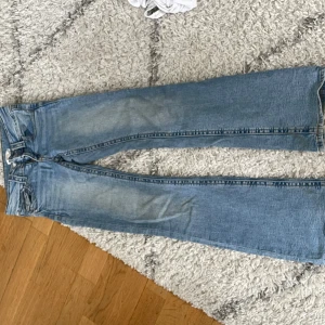 Ljusblåa Gina jeans  - Ett par fina ljusblåa jeans i st 146-152 från Gina Young. Använda ca 6 gånger kanske och är i fint skick. Säljer pga att de blivit försmå för mig. 